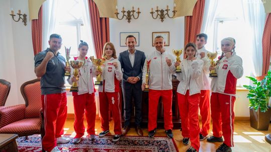 Spotkanie miało miejsce w ciechanowskim magistracie. Prezydent Kosiński zaprosił mistrzów Europy z Ciechanowskiego Klubu Karate Kyokushin