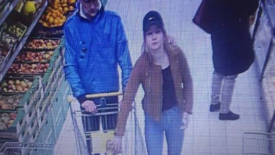 Sprawców kradzieży w ciechanowskim supermarkecie poszukuje policja
