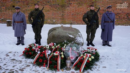 "Sprzeniewierzyli się III Rzeszy." Zamordowanych 80 lat temu Żołnierzy Armii Krajowej upamiętniono na dziedzińcu Zamku Książąt Mazowieckich w Ciechanowie