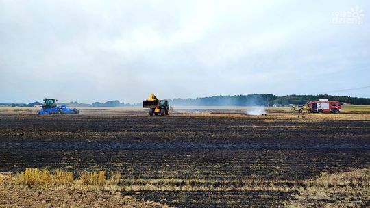 Sprzęt rolniczy, zboże na pniu i słoma w ogniu. Pożar pod Czernicami Borowymi