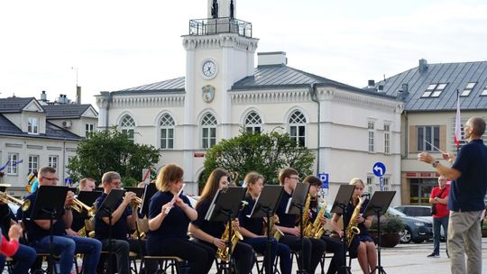 Standardy przed ciechanowskim ratuszem. Za nami pierwsze letnie koncertowanie pod chmurką