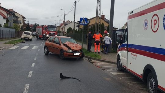 Staruszka, która prowadząc auto nie ustąpiła pierwszeństwa przejazdu spowodowała wypadek. Trafiła do szpitala