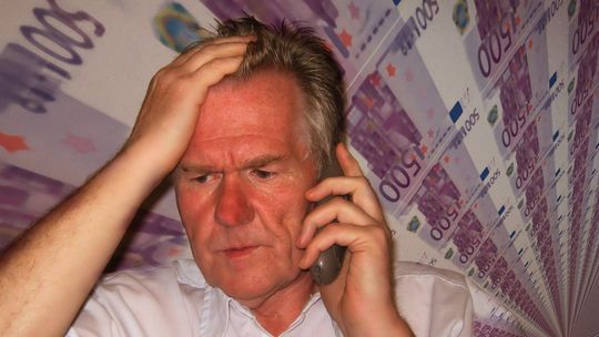 Mężczyzna rozmawia przez telefon