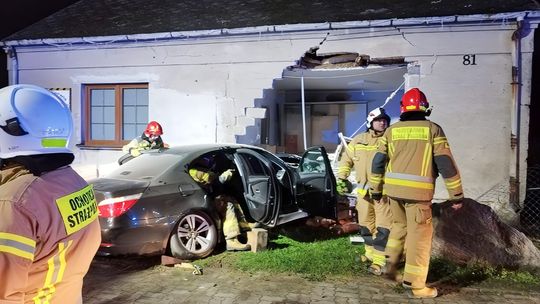 Samochód wjechał do domu jednorodzinnego
