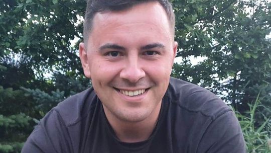 Strażak bez wahania rzucił się w nurt rzeki na ratunek tonącym