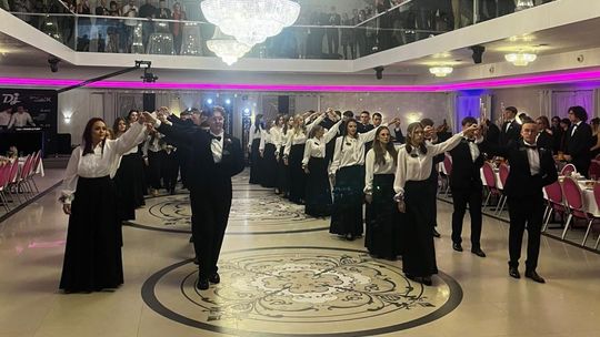 Studniówka 2024: Maturzyści z Przasnysza świętują swoje ostatnie 100 dni przed egzaminem [zdjęcia]
