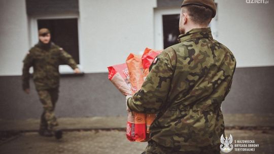 Świąteczna akcja żołnierzy - 300 kilogramów karmy trafiło do schronisk