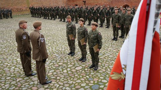 Promocja i przysięga 5 MBOT na dziedzińcu Zamku Książąt Mazowieckich w Ciechanowie