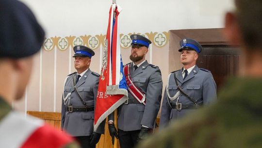 Święto Policji 2025 w Ciechanowie: awanse, medale i podziękowania za służbę mieszkańcom