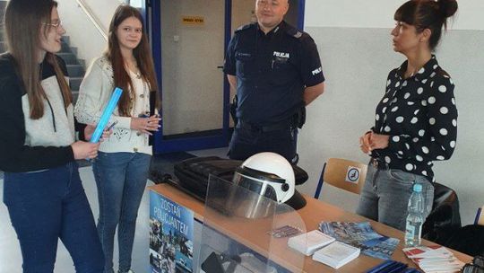 Swoją profesję podczas targów pracy promowali policjanci z Ciechanowa  