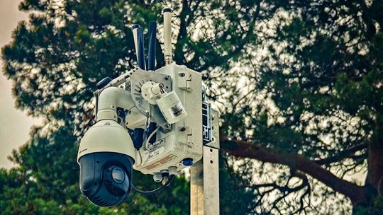 Mobilna kamera systemu monitoringu ICAM ustawiona przy ulicy Płockiej w Mławie monitorująca ruch na skrzyżowaniu.