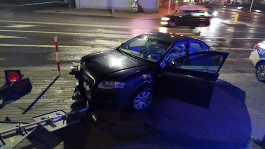 Szaleńcza jazda ulicami Ciechanowa! Kierowca audi pędził 122 km/h i zignorował czerwone światło