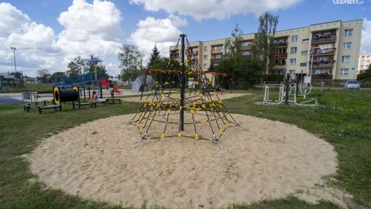 Szkoła Podstawowa nr 3 w Ciechanowie z nowym placem zabaw