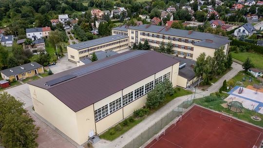 Nowa elewacja SP nr 4 – cieplej, nowocześniej i taniej w utrzymaniu
