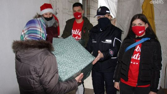 "Szlachetna paczka" dla mieszkanki powiatu przasnyskiego. Paczkę przygotowała policja