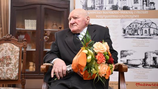 Stefan Chojnowski w fotelu z kwiatami