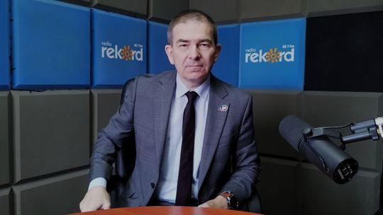 Dyrektor Andrzej Kamasa w studiu Radia Rekord podczas rozmowy o 40-leciu i inwestycjach w szpitalu w Ciechanowie.