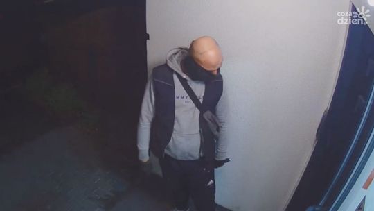 Szukają tego złodzieja! Ukradł pięć rowerów i hulajnogę