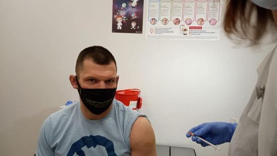 Szymon Kołecki już po szczepieniu przeciw Covid-19