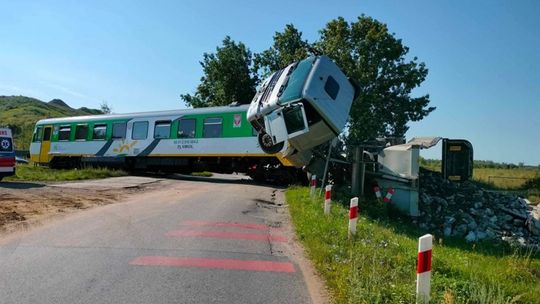 Szynobus zderzył się z ciężarówką w Dalanówku. Jest wielu rannych [video]