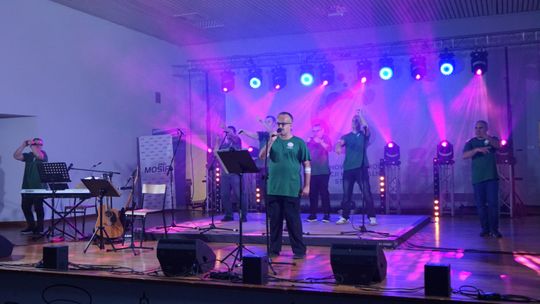 Uczestmicy Warsztatu Terapii Zajęciowej w Ciechanowie występują na scenie