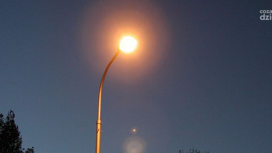 Tam lampy świecą bez żadnych ograniczeń. Maków nie oszczędza na oświetleniu