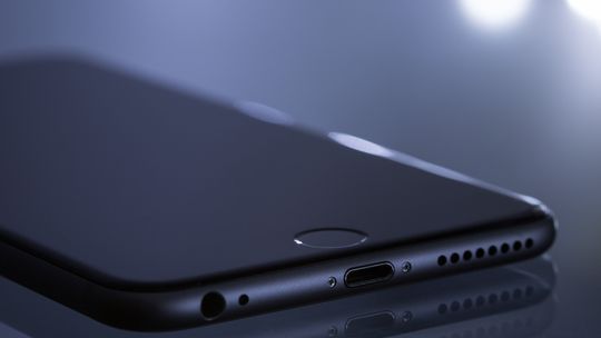 Telefon z piekła rodem. 25-latka myślała, że ratuje pieniądze, a brała kredyt dla złodziei