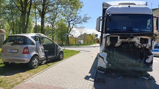 TIR uderzył w samochód osobowy. Ranne dziecko