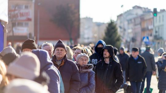 Tłumy w centrum Ciechanowa. Kolejka po budki i karmę dla ptaków nie miała końca