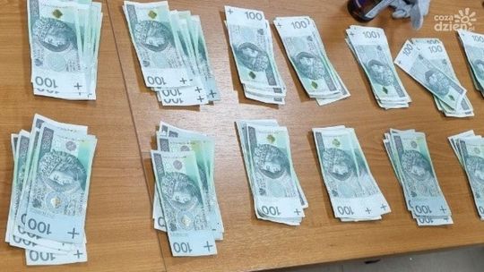 To nie była policyjna akcja. Ciechanowianie przekazali oszustom łącznie 65 tys. zł, jeden z nich wyrzucił kartę bankomatową przez okno