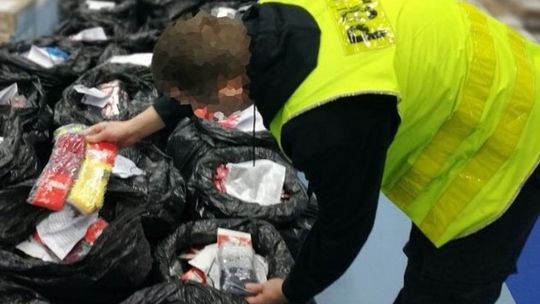 To nie ubrania światowych marek, a podróbki warte tysiące. Bezlitosna kontrola na miejskim targowisku