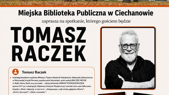 Plakat zapowiadający spotkanie z Tomaszem Raczkiem w Miejskiej Bibliotece Publicznej w Ciechanowie. Na grafice czarno-białe zdjęcie uśmiechniętego Tomasza Raczka w okularach, okładki jego książek („Kinopassana” oraz „Ekran w proszku”) oraz informacje o dacie i miejscu wydarzenia.