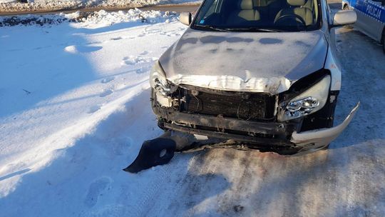 Toyota zderzyła się z szynobusem. Kierowca miał dużo szczęścia