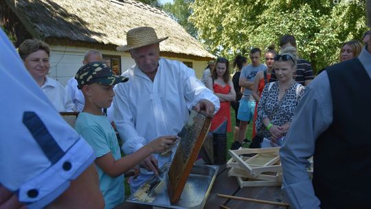 Tradycyjne Miodobranie w Sierpeckim Skansenie