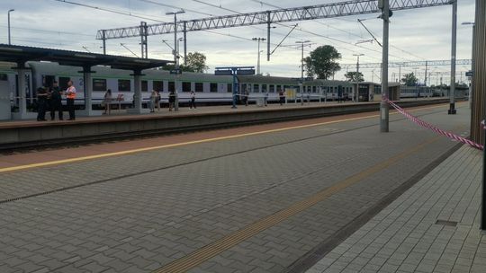 Tragedia na dworcu. Policja: Pod pociąg rzuciła się ciechanowianka