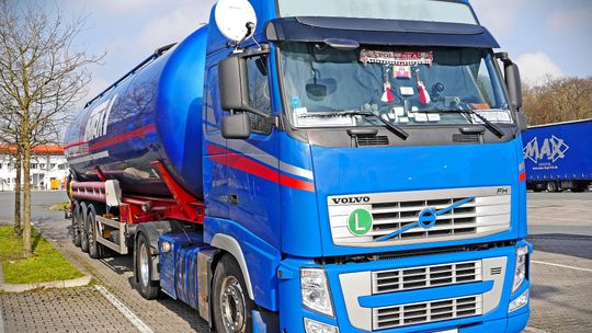 Tragedia na placu manewrowym w Mławie. Mechanik zginął pod kołami naczepy