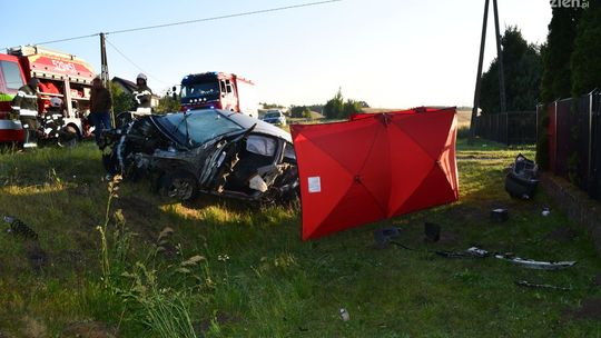 Tragiczny wypadek pod Mławą. Nie żyje 26-letni kierowca, troje rannych