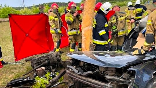 Tragiczny wypadek w Chorzelach. Passat uderzył w drzewo, nie żyje 58-letni kierowca