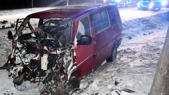 Tragiczny wypadek w Trzciance. Kierowca busa zmarł w szpitalu 