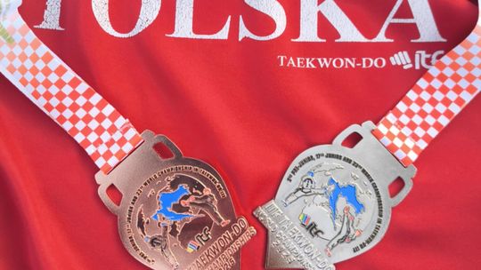 Medale: srebrny i brązowy leżą na koszulce z napisem Polska