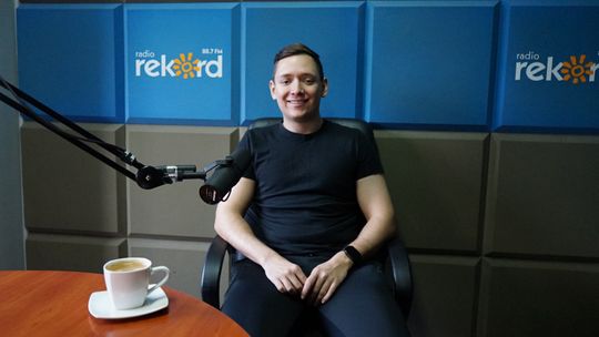 Cezary Szczerkowski w studiu Radia Rekord
