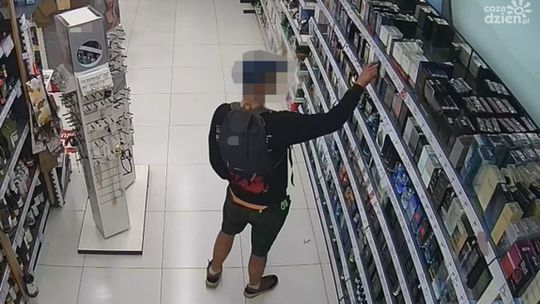 Tropem kamer sklepowych - złodziej wynosił alkohol i perfumy