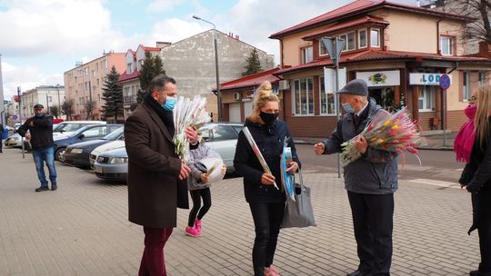 Tulipany rozdawane jak za starych, dobrych czasów...