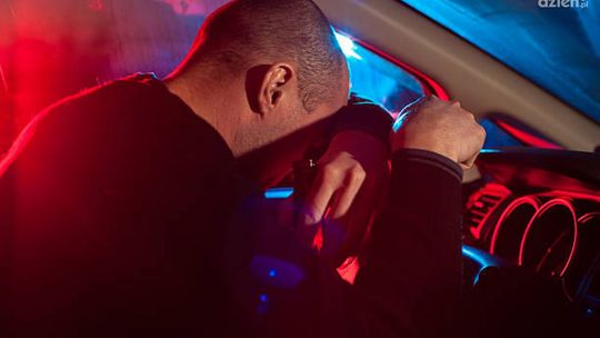 Twierdził, że nic nie pił, mimo że miał trzy promile alkoholu i zasnął za kierownicą