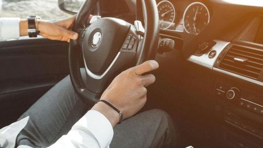 Twój przewodnik po opcjach wynajmu samochodów w Modlinie