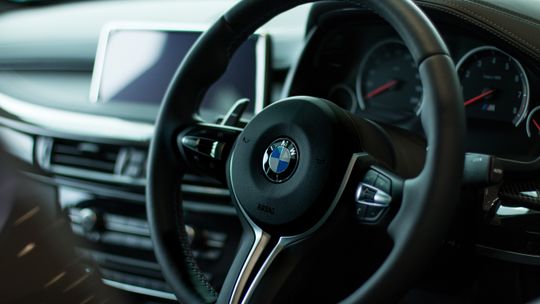 Uciekał przed policją pod wpływem alkoholu. W BMW wiózł pięciu rodaków bez wymaganych uprawnień Kierownica BMW