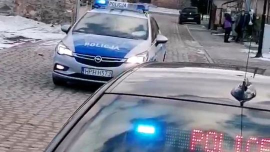 Uciekał przed policją, schował się pod samochodem