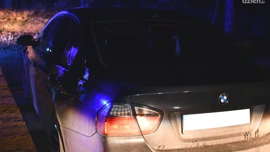 Uciekał przed policją. W samochodzie miał narkotyki, a w lesie czekali rodzice