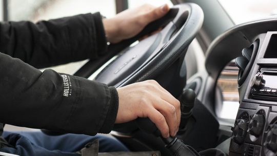 Uciekał przed radiowozem i próbował się ukryć – 42-latek z gminy Raciąż wpadł w ręce policji