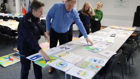 Komisja przegląda prace konkursowe